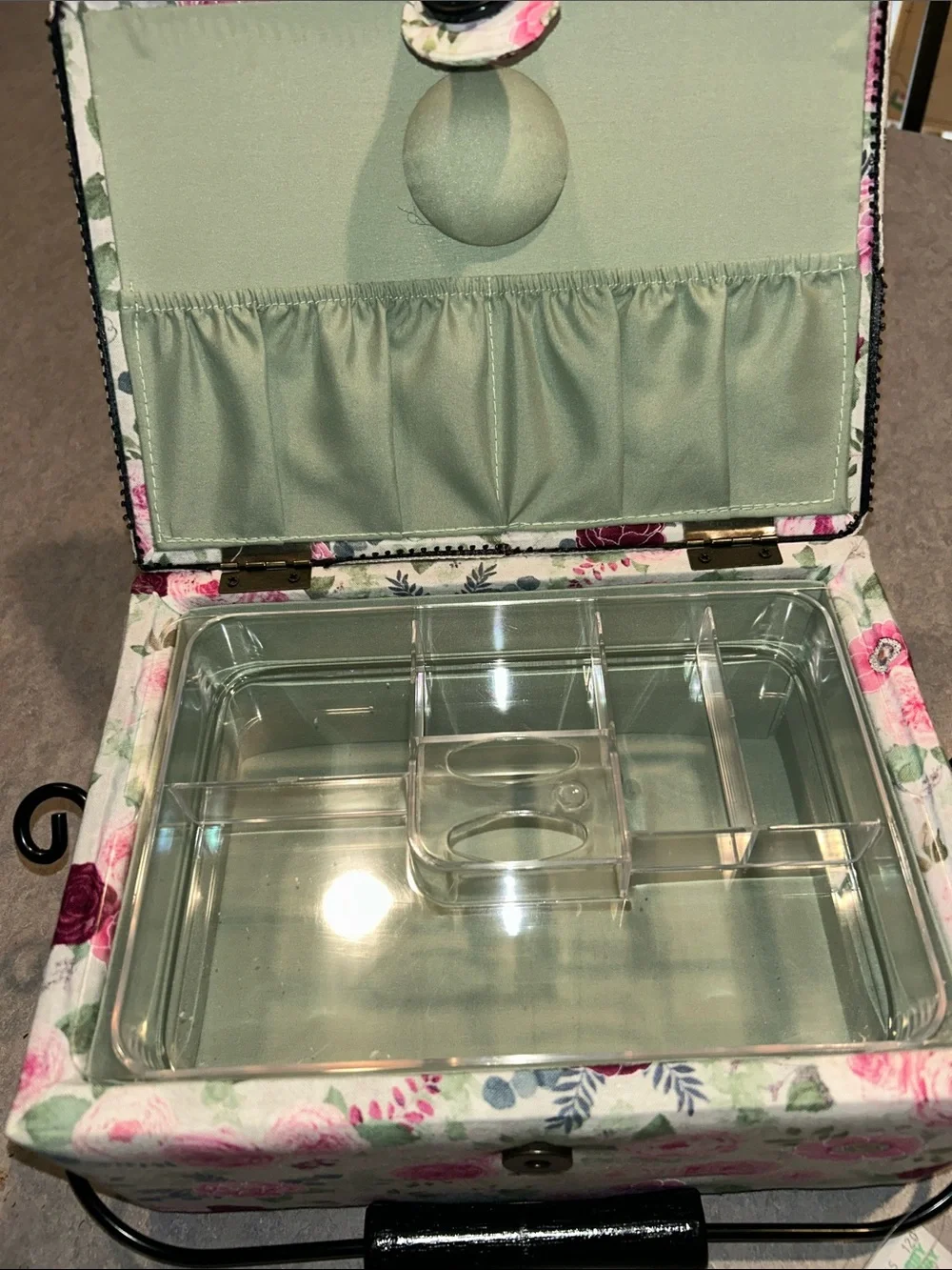 NWT Dritz sewing basket. Removable plastic tray. Black metal handle.